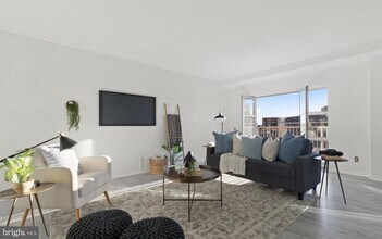 250 S President St in Baltimore, MD - Building Photo - Building Photo