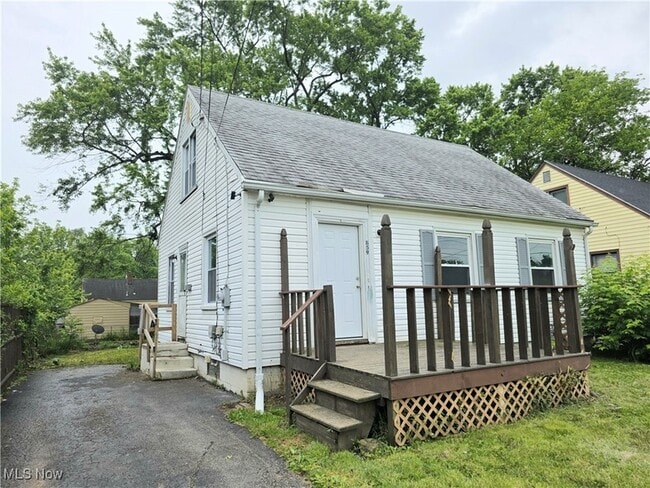 859 E Avondale Ave in Youngstown, OH - Foto de edificio - Building Photo