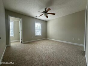 402 Falls Cove in Jacksonville, NC - Building Photo - Building Photo