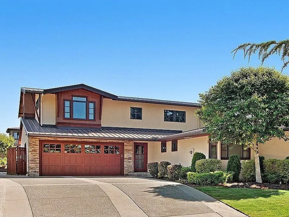 9641 NE 29th St in Clyde Hill, WA - Building Photo