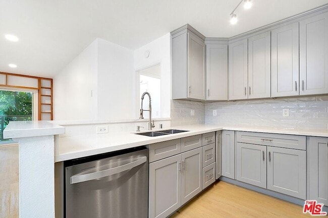 9005 Cynthia St in West Hollywood, CA - Foto de edificio - Building Photo