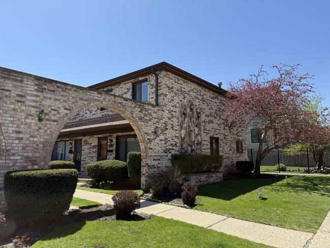 property at 2121 W Balmoral Ave