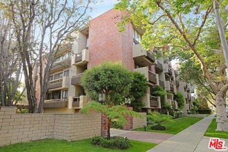 141 S Linden Dr-Unit -206 in Beverly Hills, CA - Building Photo - Building Photo