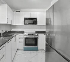 10011 NW 8th St in Miami, FL - Building Photo