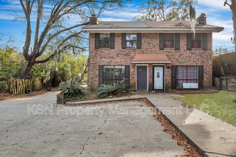 2220 E Victory Dr in Savannah, GA - Building Photo
