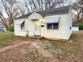 1208 SE Locust St in Topeka, KS - Building Photo