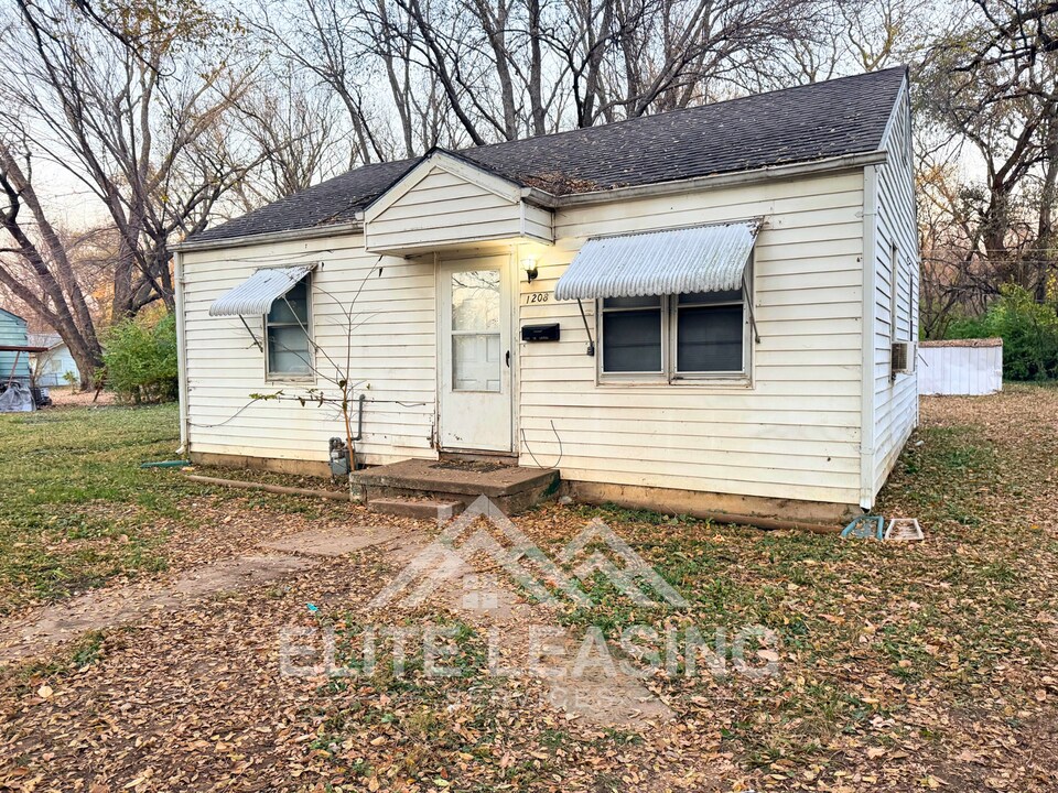 1208 SE Locust St in Topeka, KS - Building Photo
