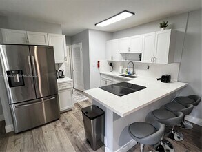 883 NE 39th St-Unit -885 in Oakland Park, FL - Building Photo - Building Photo