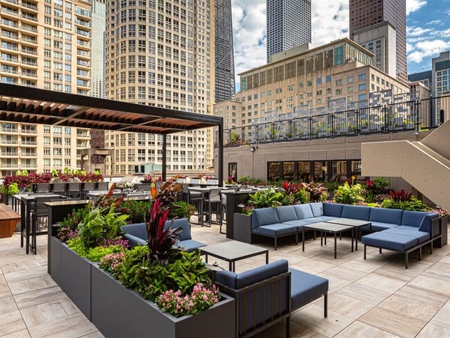 30 East Huron Street, Unit 2705 in Chicago, IL - Building Photo - Building Photo