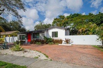 935 NE 129th St in North Miami, FL - Building Photo - Building Photo