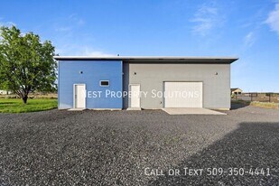 7458 Bouldercrest Rd NE in Moses Lake, WA - Building Photo