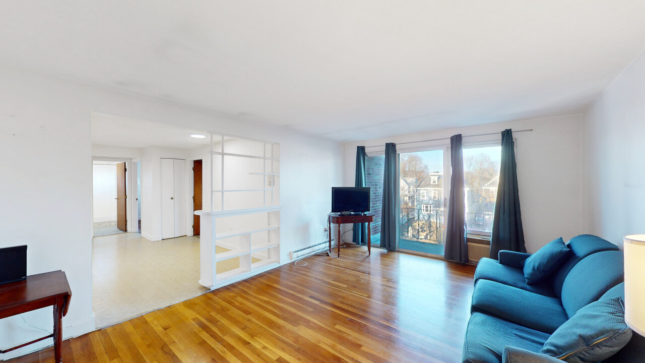 175 W Wyoming Ave, Unit uni#39 2-bed 1-bath in Melrose, MA - Building Photo