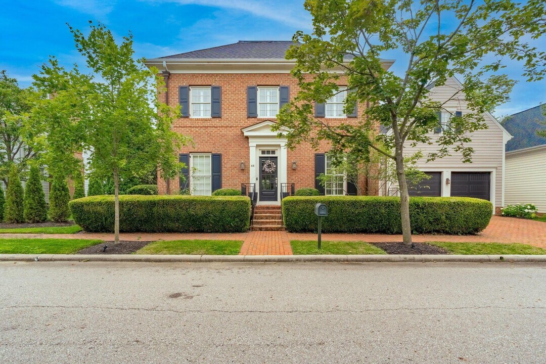 44 Pickett Pl in New Albany, OH - Foto de edificio