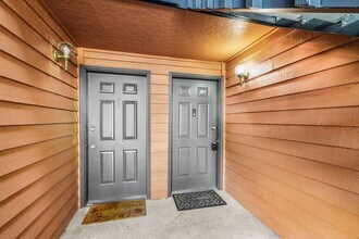 12608 NE 119th St in Kirkland, WA - Foto de edificio - Building Photo