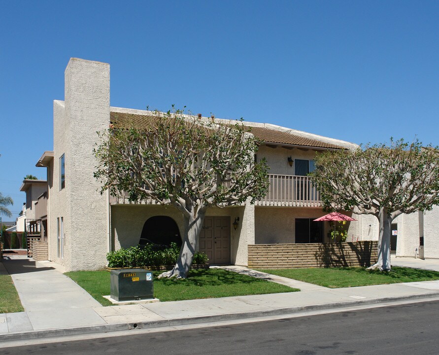 16761 Green St in Huntington Beach, CA - Foto de edificio