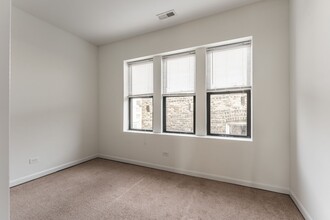 2504 W Catalpa Ave in Chicago, IL - Foto de edificio - Building Photo