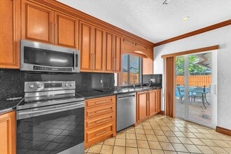 7377 NW 48th Ct in Lauderhill, FL - Foto de edificio - Building Photo