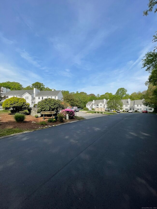 234 Laura Blvd in Norwich, CT - Building Photo - Building Photo