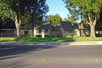 Mariners Pointe Apartments in Stockton, CA - Building Photo - Building Photo