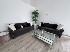 7822 Shadyspring Dr in Burbank, CA - Building Photo - Building Photo
