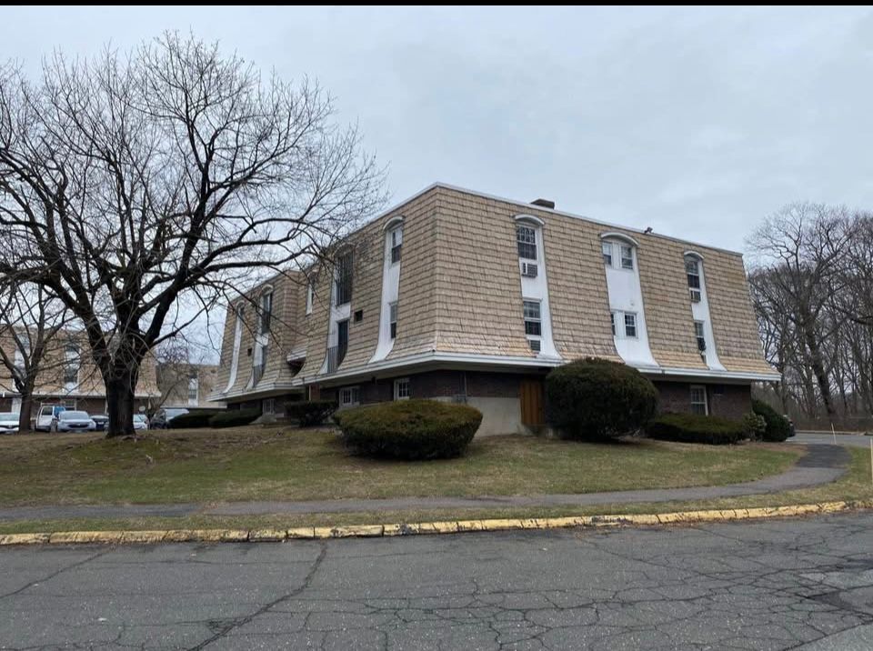1172 Middle Turnpike W in Manchester, CT - Building Photo