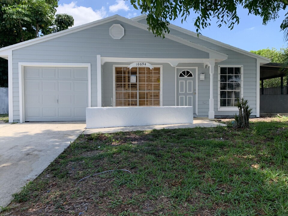 10694 Summertime Ln in Royal Palm Beach, FL - Foto de edificio