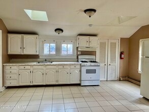 52 Shoreland Terrace in Middletown, NJ - Building Photo - Building Photo