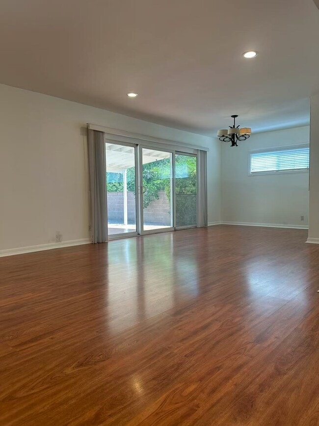 18241 Schoenborn St in Northridge, CA - Foto de edificio - Building Photo