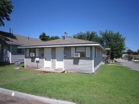 1000 N Bradley St in Weatherford, OK - Building Photo