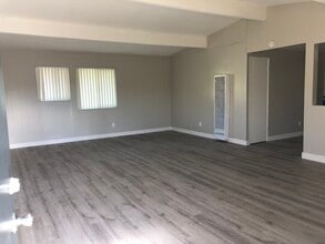 331 E. Wakefield Ave. in Anaheim, CA - Foto de edificio - Building Photo