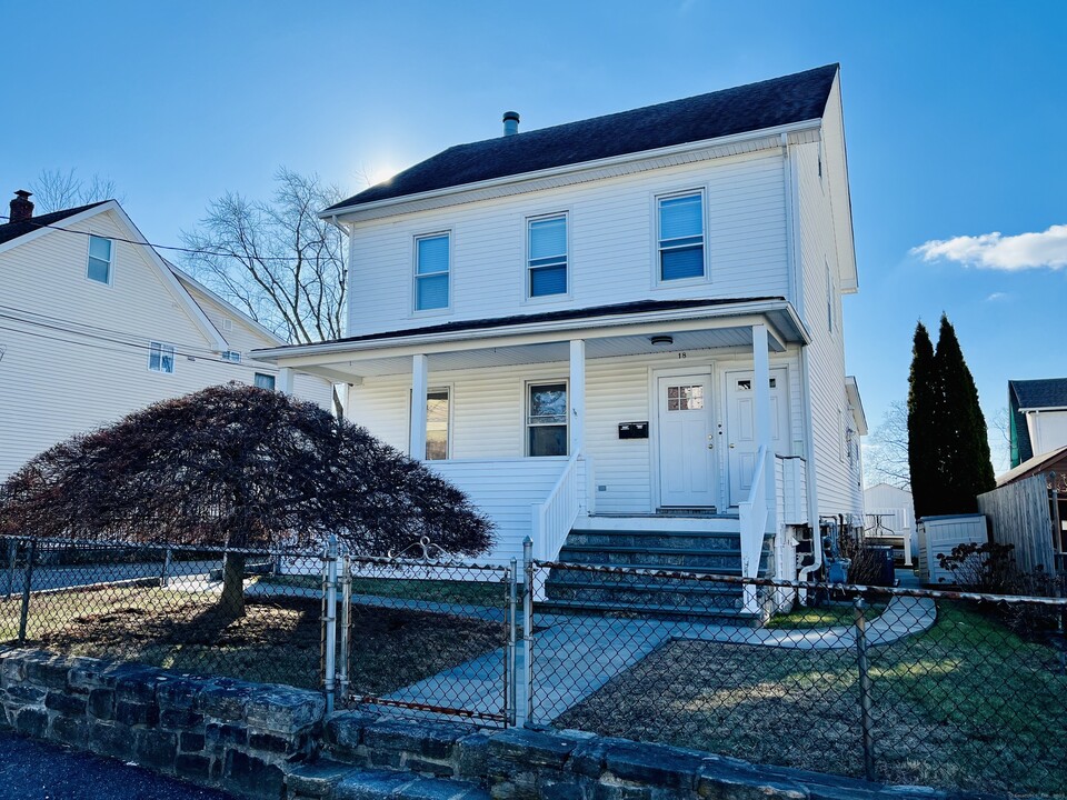 18 Grand St in Greenwich, CT - Building Photo