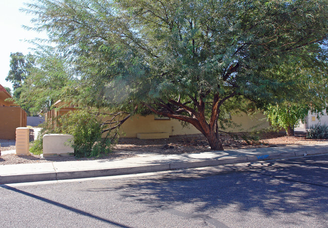 2709 E Marconi Ave in Phoenix, AZ - Foto de edificio - Building Photo