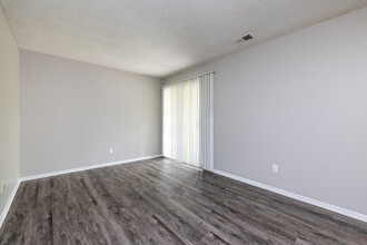 Emerald Hills Apartments in Kansas City, MO - Building Photo - Interior Photo