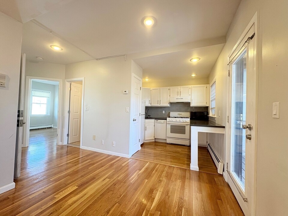 131 W 7th St, Unit 2 in Boston, MA - Building Photo
