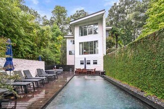 1960 Tall Tree Dr NE in Atlanta, GA - Foto de edificio - Building Photo