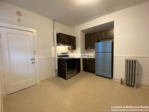 81 Winchester St, Unit 2 in Brookline, MA - Building Photo - Building Photo