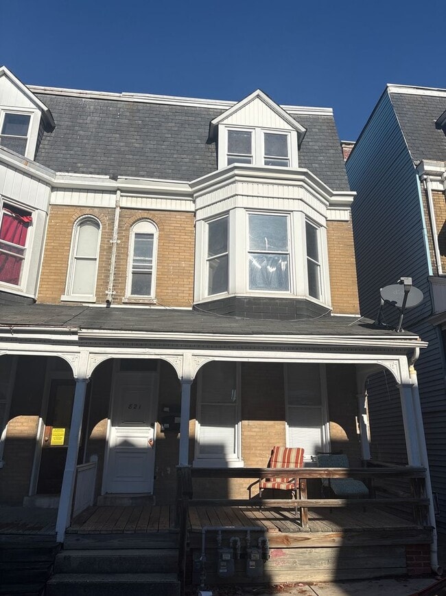 property at 821 W Poplar St