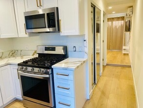 7034 Yarmouth Ave, Unit 7036 in Reseda, CA - Building Photo - Building Photo