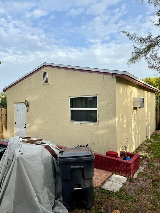 3548 Melaleuca Ln in Lake Worth Beach, FL - Building Photo