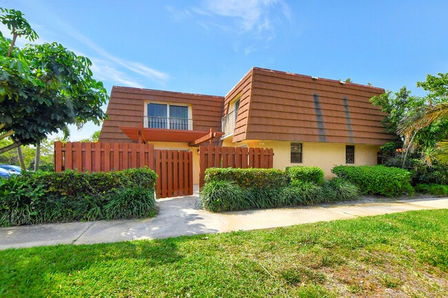 2555 Albatross Rd N in Delray Beach, FL - Building Photo - Building Photo