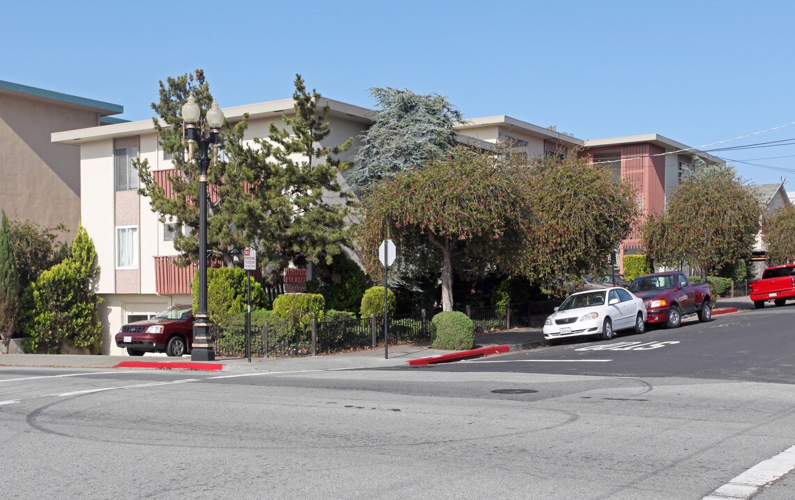 303 Pine Ave in South San Francisco, CA - Building Photo