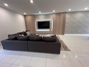 10431 NW 82nd St in Doral, FL - Foto de edificio - Building Photo