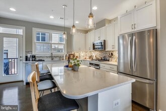 8052 Red Hook St in Derwood, MD - Foto de edificio - Building Photo