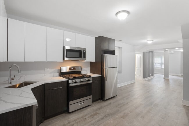 7326 N Damen Ave in Chicago, IL - Building Photo - Building Photo