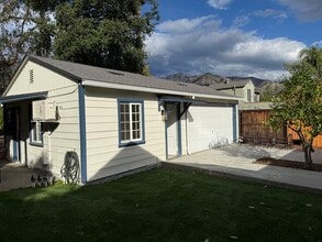 1445 E Woodbury Rd in Pasadena, CA - Foto de edificio - Building Photo