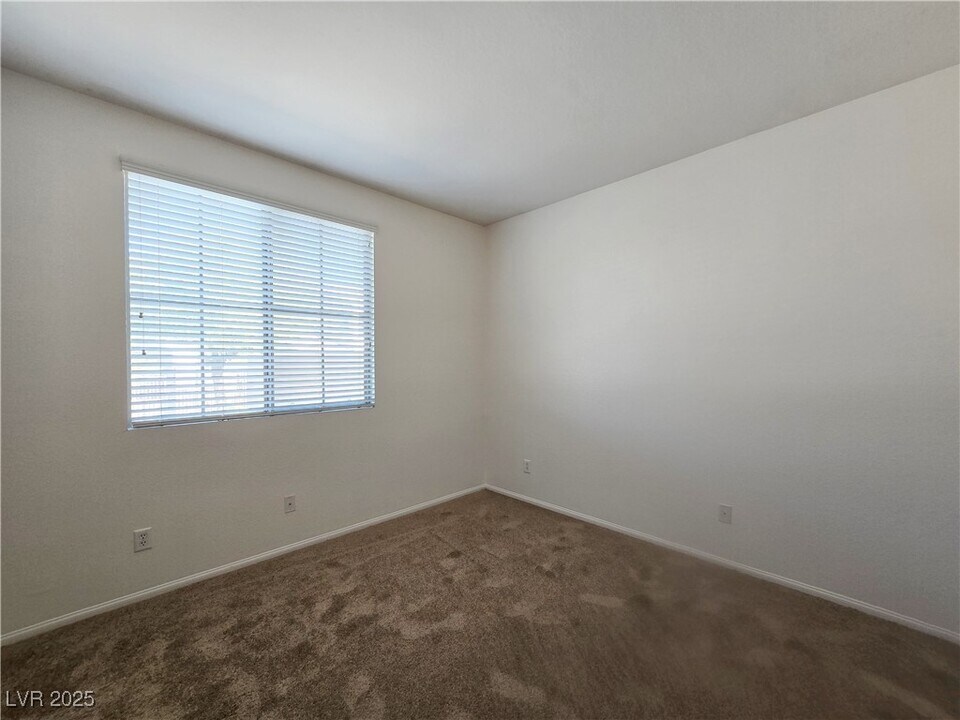 7423 Coyote Cave Ave in Las Vegas, NV - Building Photo