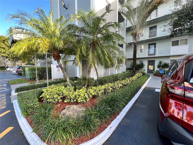 2220 N Cypress Bend Dr in Pompano Beach, FL - Foto de edificio - Building Photo