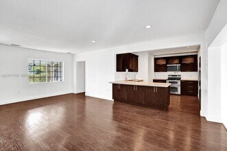 6871 SW 50th Terrace in Miami, FL - Building Photo - Building Photo