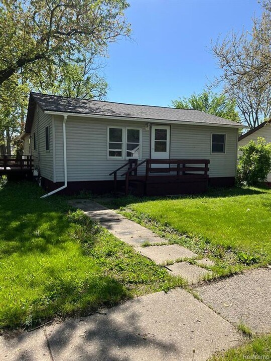 3183 S Term St in Burton, MI - Building Photo