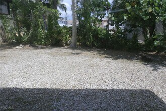 374 Connecticut St in Fort Myers Beach, FL - Foto de edificio - Building Photo